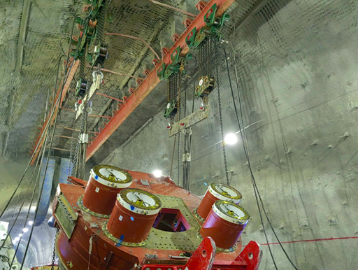 南京今明機(jī)械工程有限公司為中鐵山東李樓煤礦，定制4臺(tái)32t氣動(dòng)葫蘆用于盾構(gòu)機(jī)組裝